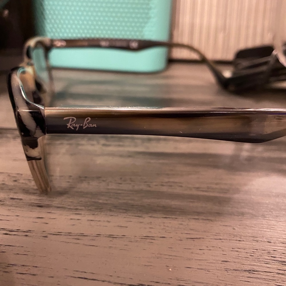 Woman’s Ray ban glasess!!